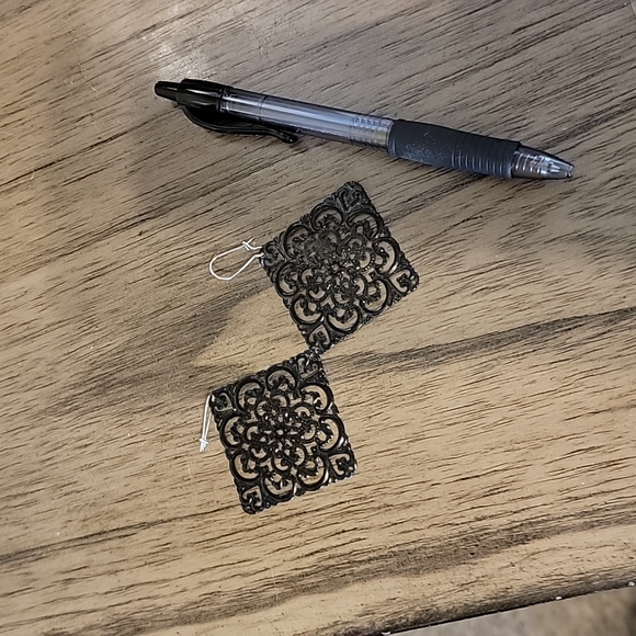 Plunder Earrings - Picture 4 of 4